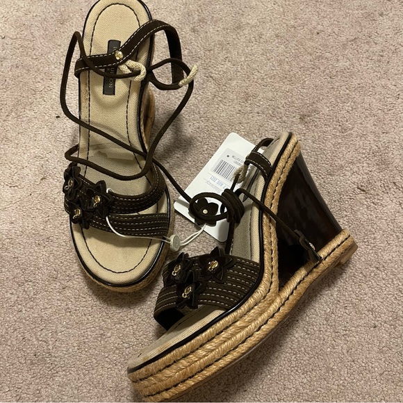 Authentic LV sandals Size 36.5 - Picture 7 of 9